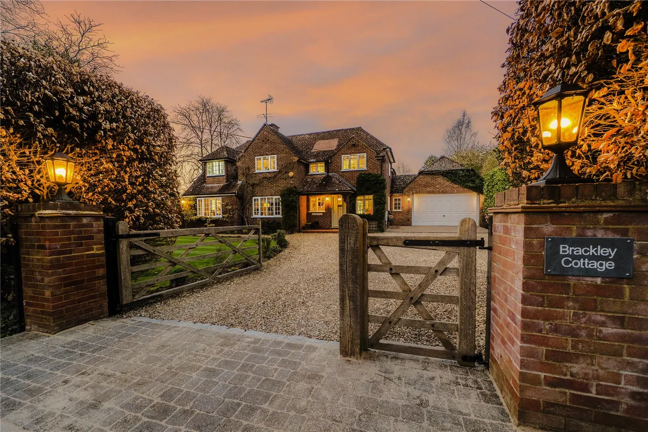 Brackley Avenue, Hartley Wintney, Hook, Hampshire, RG27 8QU, photo 2