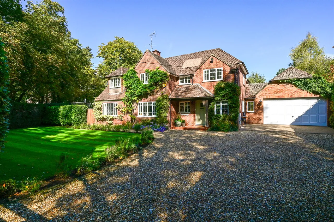 4 bed house for sale — Brackley Avenue, Hartley Wintney, Hook, Hampshire, RG27 8QU