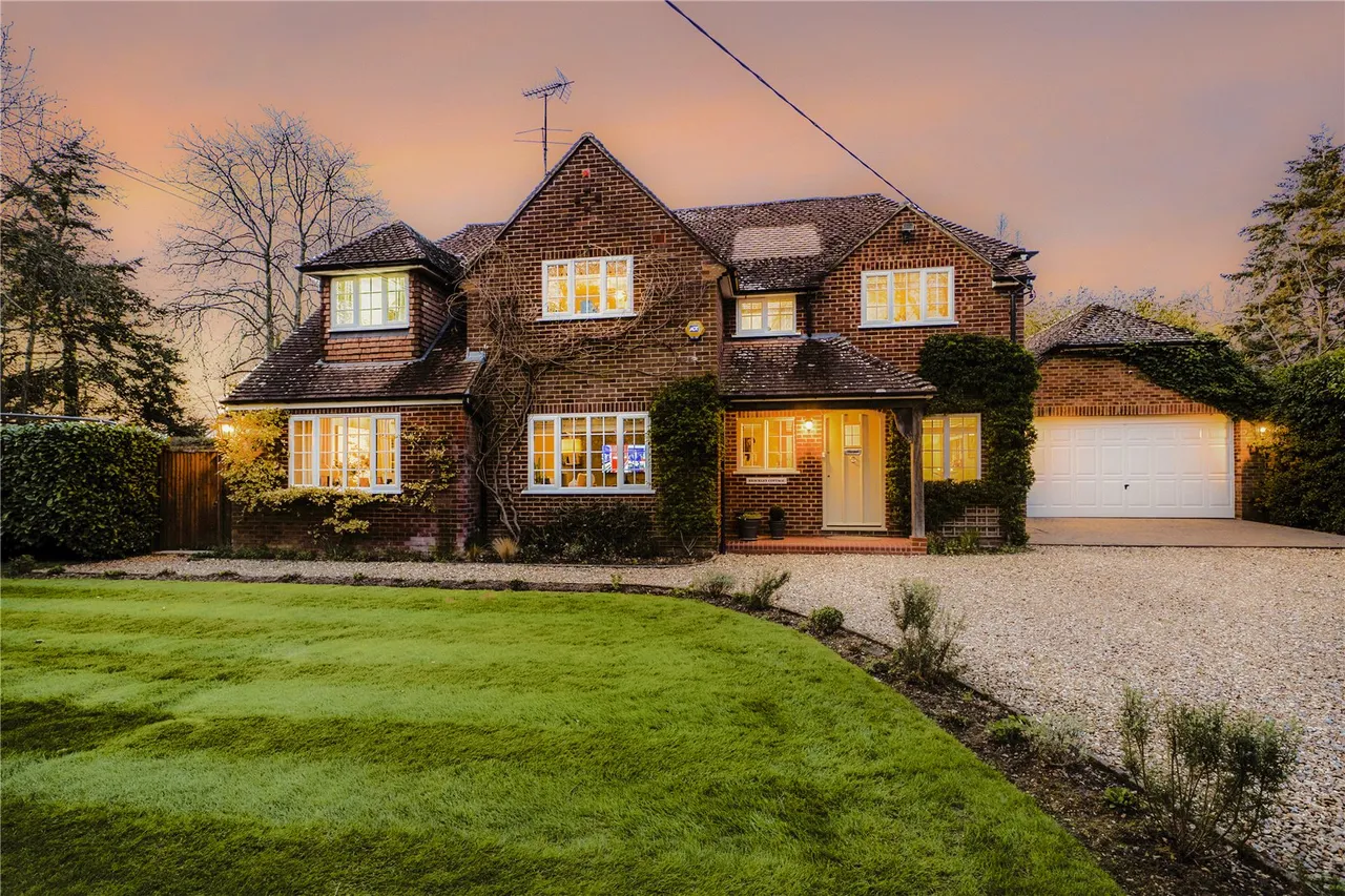 Brackley Avenue, Hartley Wintney, Hook, Hampshire, RG27 8QU, photo 3