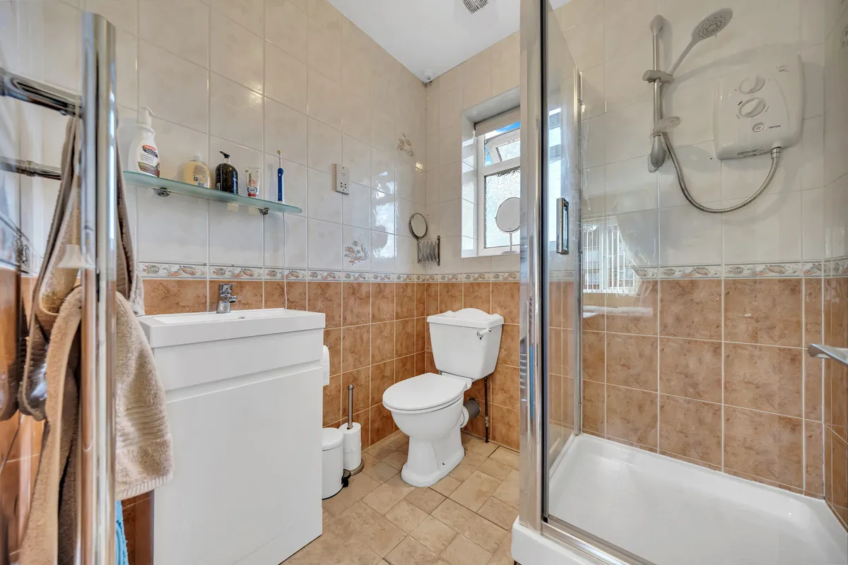 Larchwood Close, Romford, RM5, photo 18
