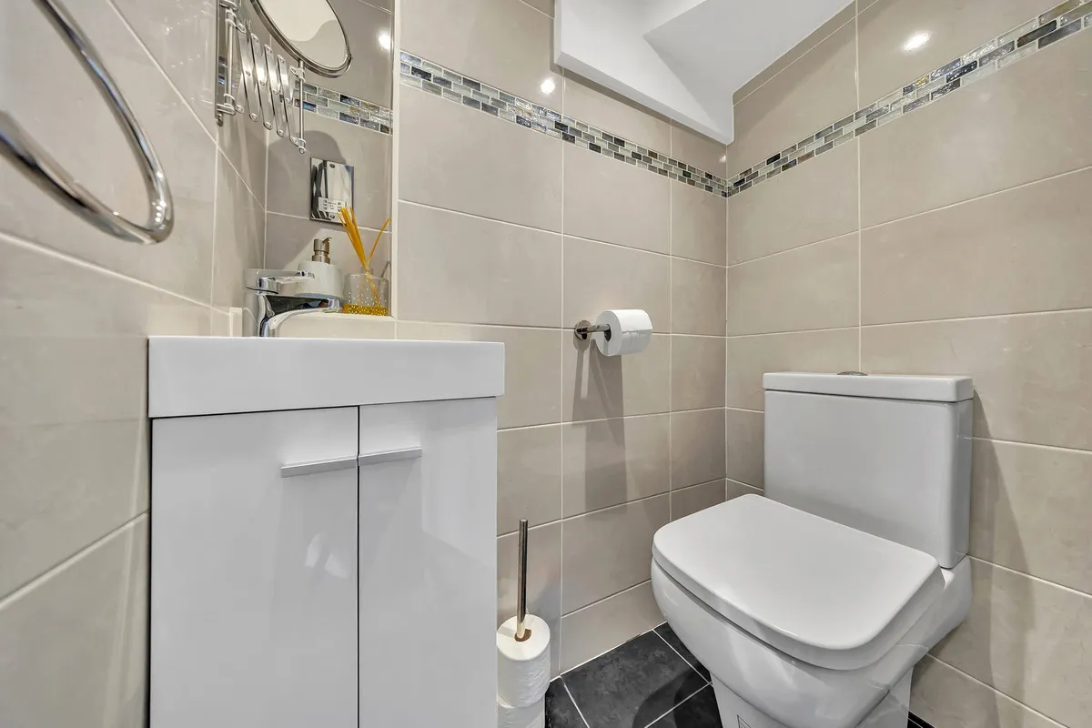 Larchwood Close, Romford, RM5, photo 13