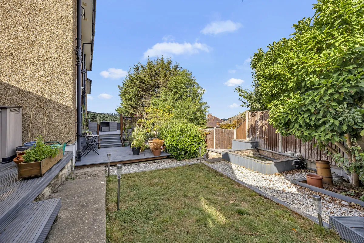 Larchwood Close, Romford, RM5, photo 21