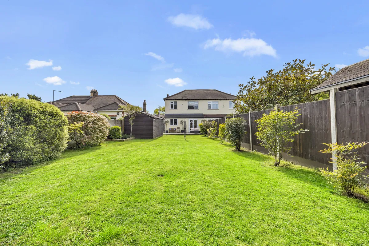 Eastern Avenue East, Romford, Rise Park, RM1 4SB, photo 4
