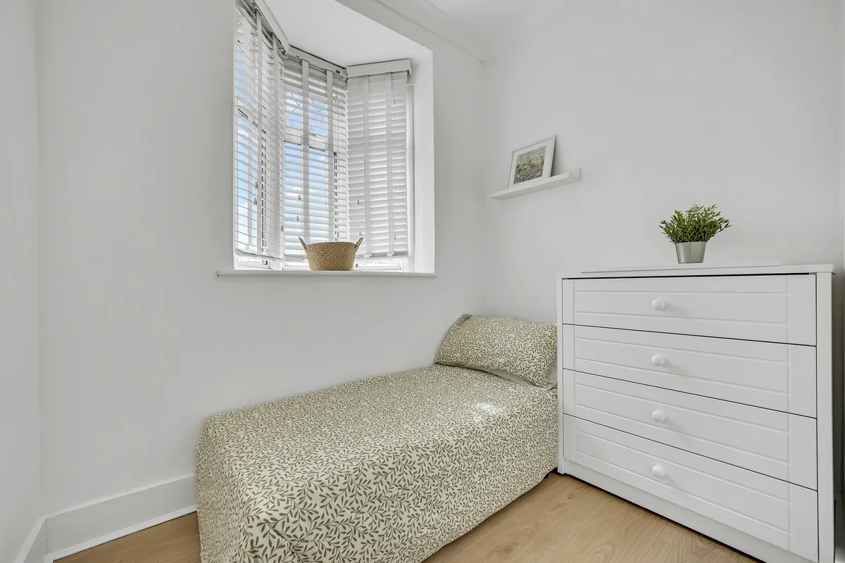 Eastern Avenue East, Romford, Rise Park, RM1 4SB, photo 15