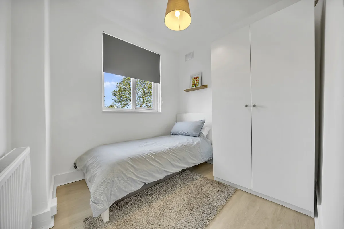 Eastern Avenue East, Romford, Rise Park, RM1 4SB, photo 14