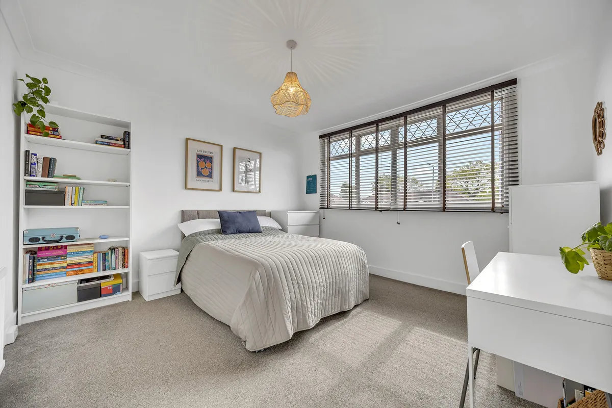 Eastern Avenue East, Romford, Rise Park, RM1 4SB, photo 5