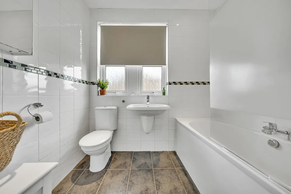 Eastern Avenue East, Romford, Rise Park, RM1 4SB, photo 17