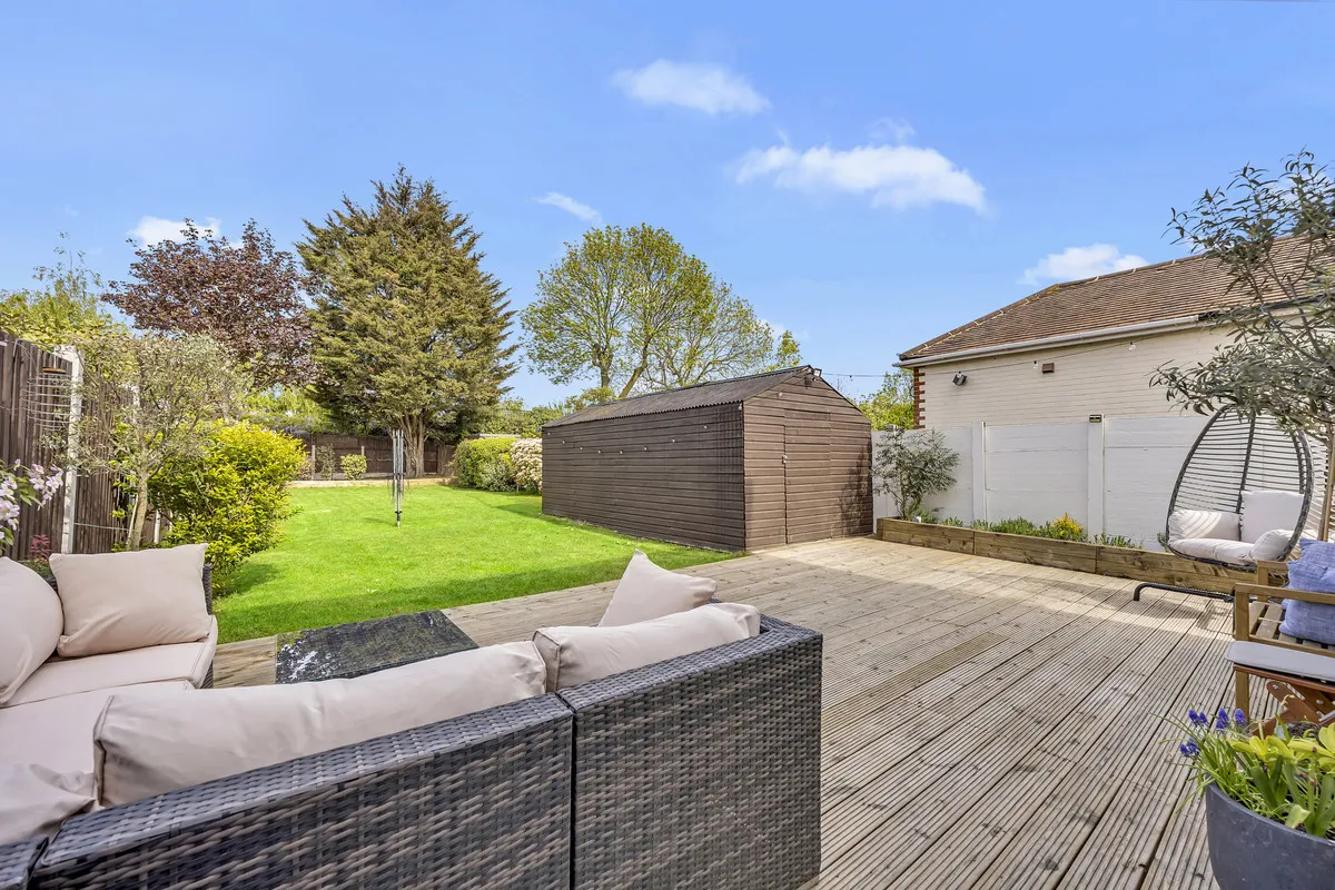 Eastern Avenue East, Romford, Rise Park, RM1 4SB, photo 18