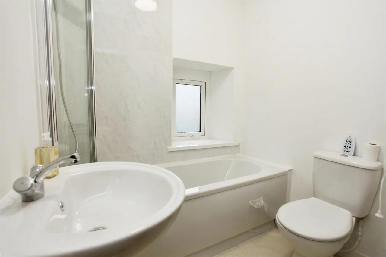 Cefn Road, Newport, NP10, photo 14