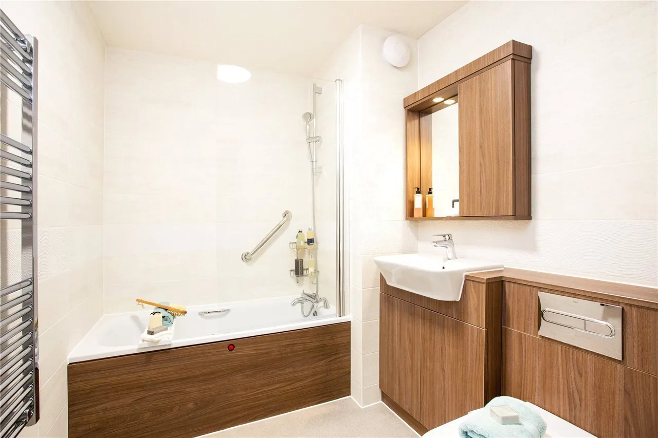 Dovehouse Lodge, Wratten Road, Hitchin, SG5, photo 9