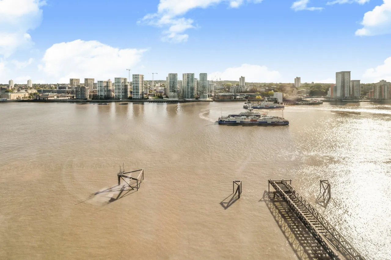 Pier Road, London, E16, photo 13