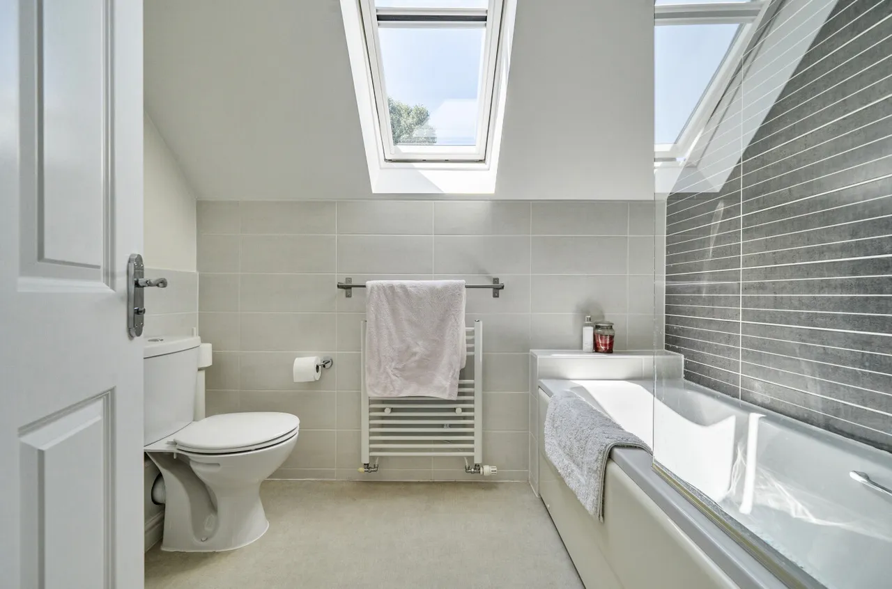 Sovereign Gardens, Ash Vale, Surrey, GU12 5FB, photo 4
