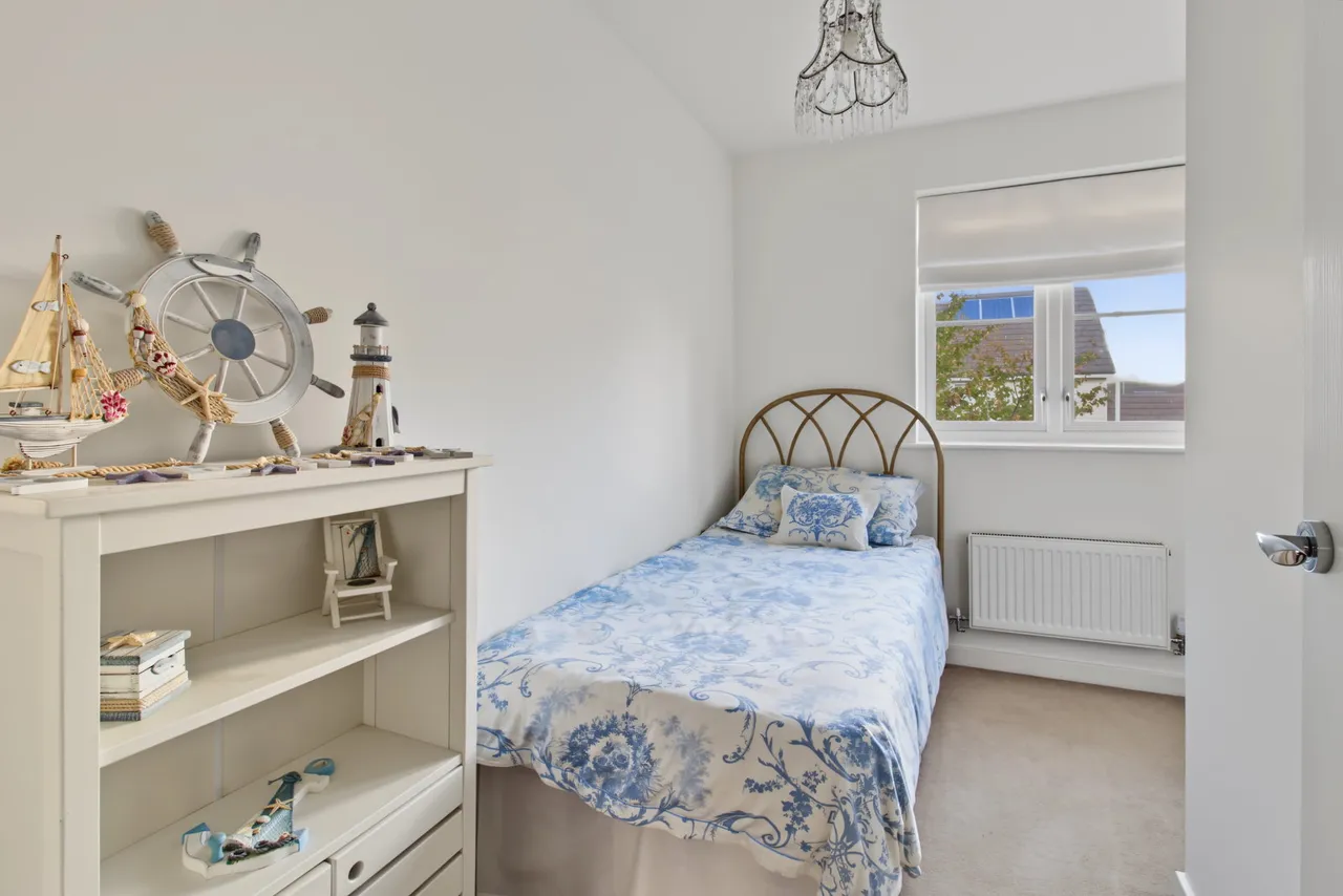 Le Noke Avenue, Noak Hill, RM3, photo 17