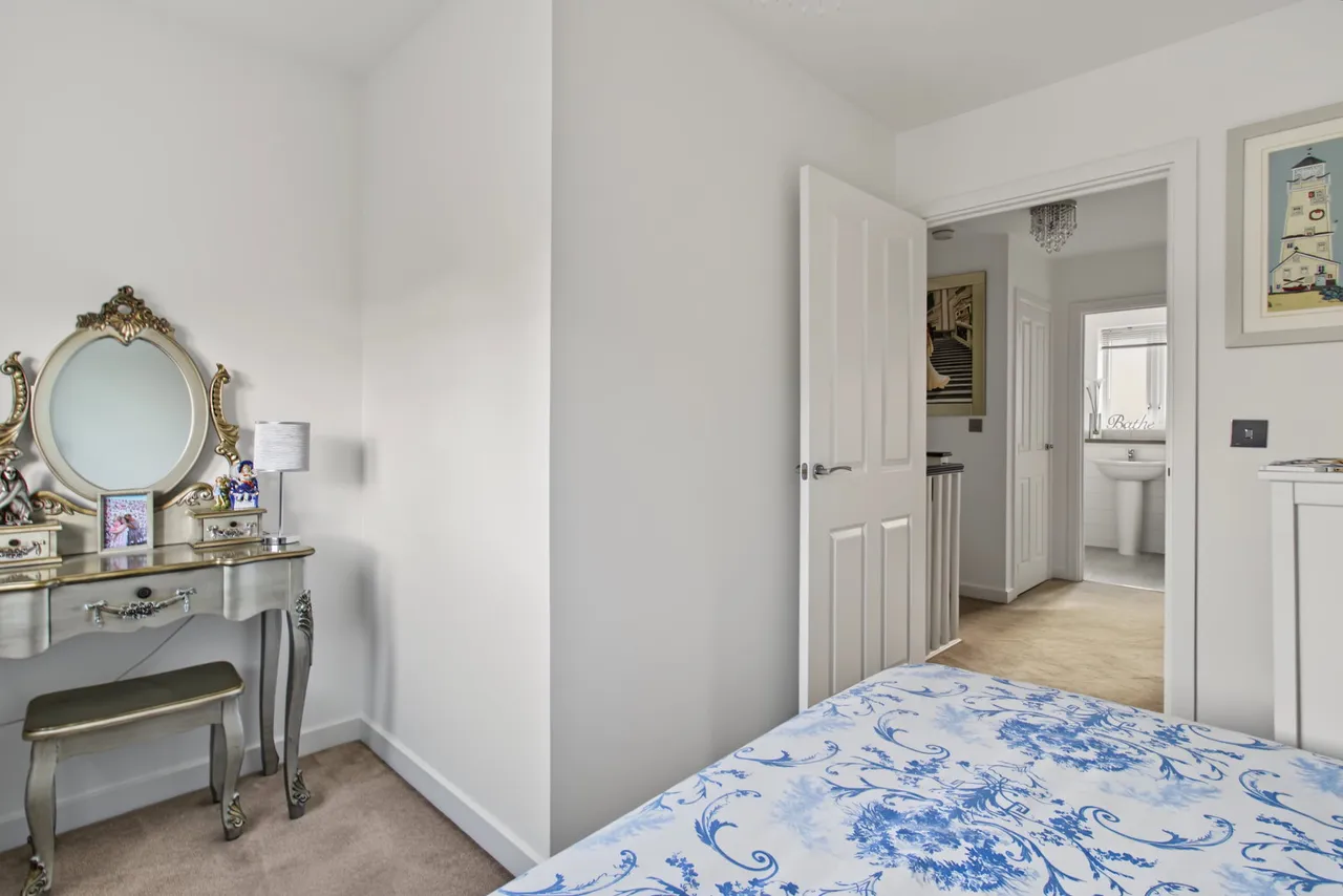 Le Noke Avenue, Noak Hill, RM3, photo 18