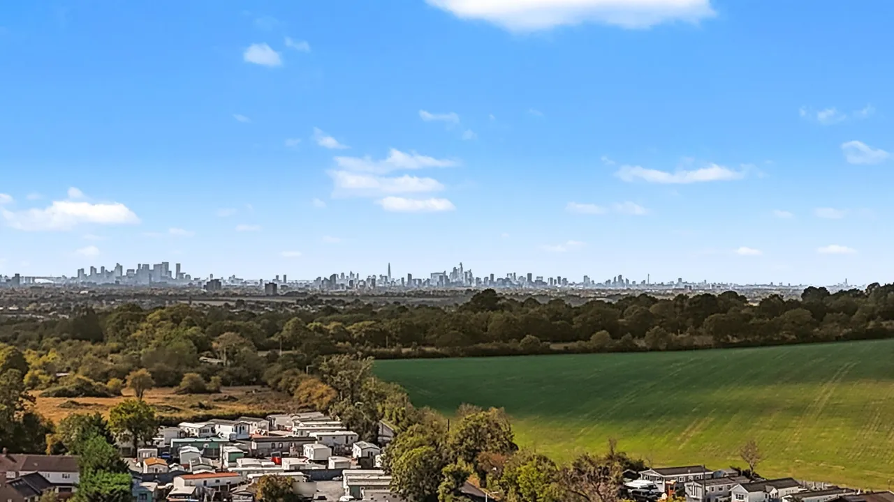 Le Noke Avenue, Noak Hill, RM3, photo 29