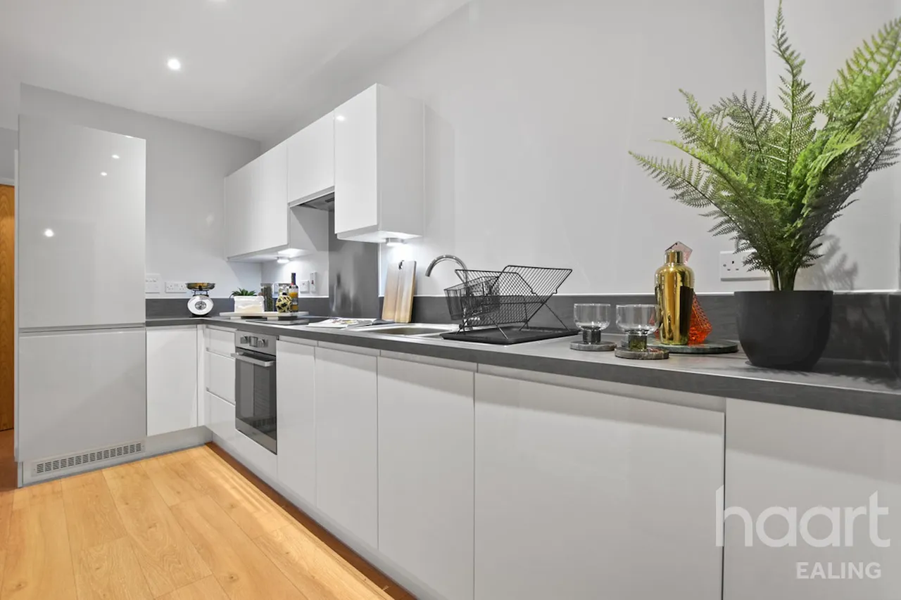 1 bed flat for sale, Katherine Court, Northolt, UB5