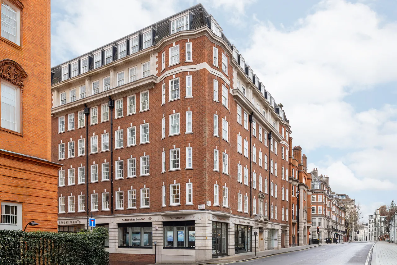 3 bed flat for sale — Davies Street, Mayfair, London
