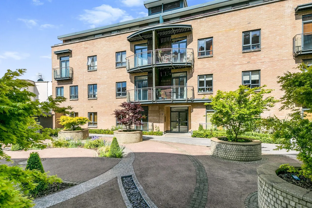 2 bed flat for sale, Epsom Road, Guildford, GU1