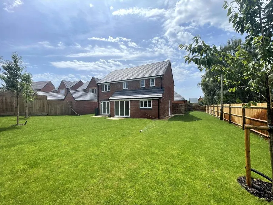 4 bed house for sale, Move In For Christmas Event, Gloucester, GL19