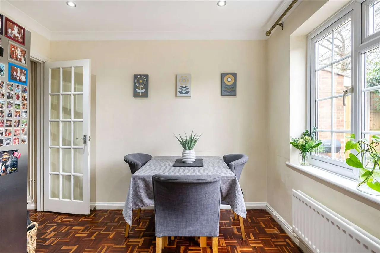 Atfield Grove, Windlesham, GU20, photo 4