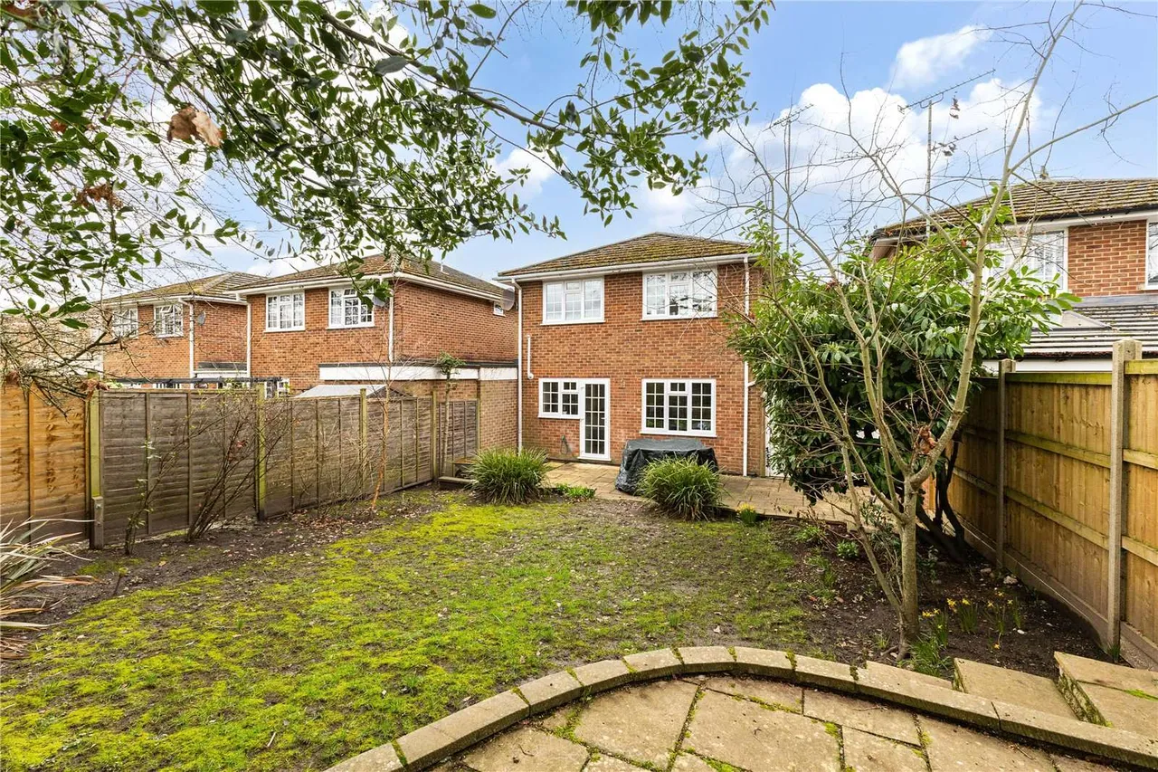 Atfield Grove, Windlesham, GU20, photo 9