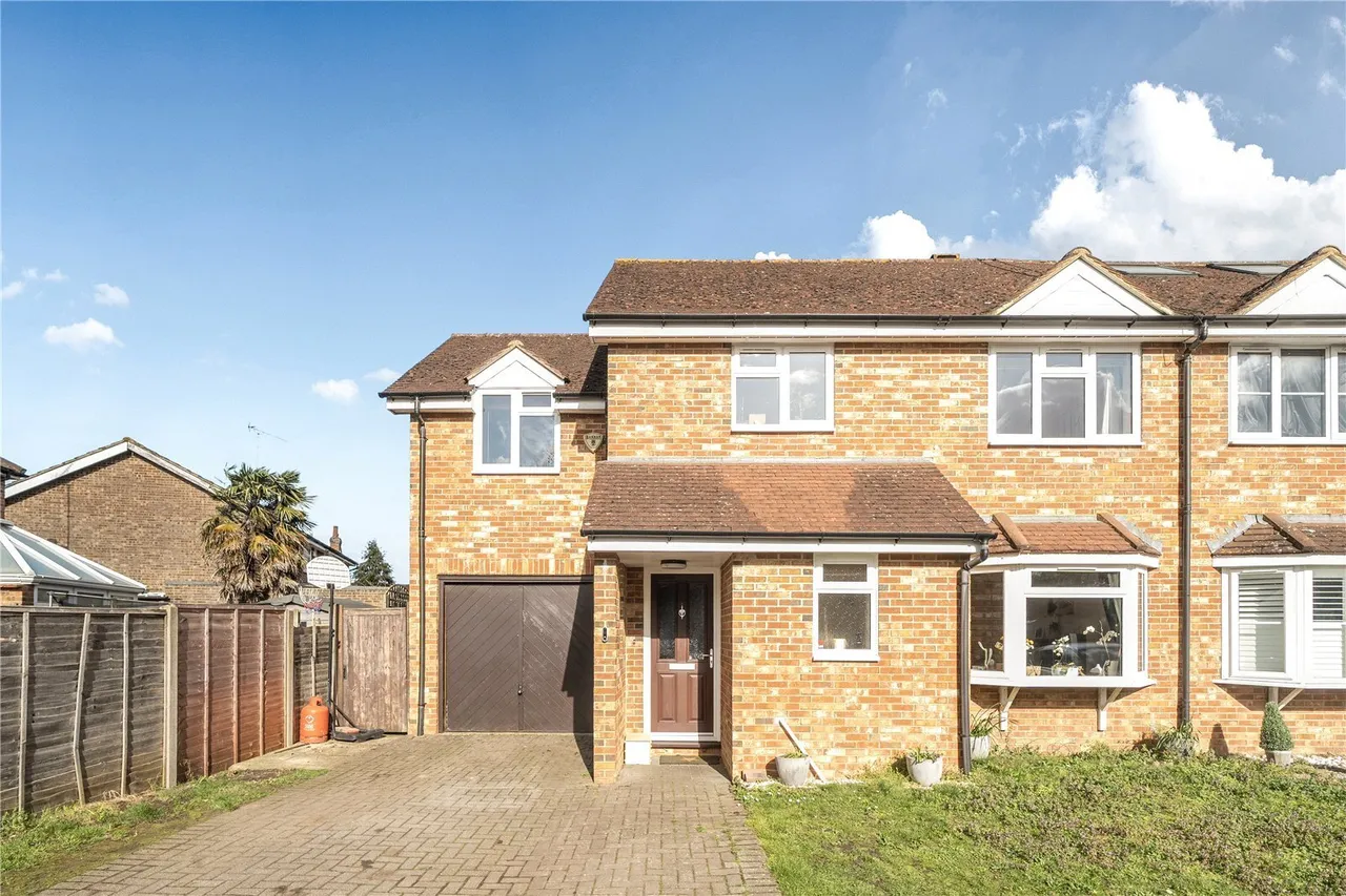 4 bed house for sale, Aragon Walk, Byfleet