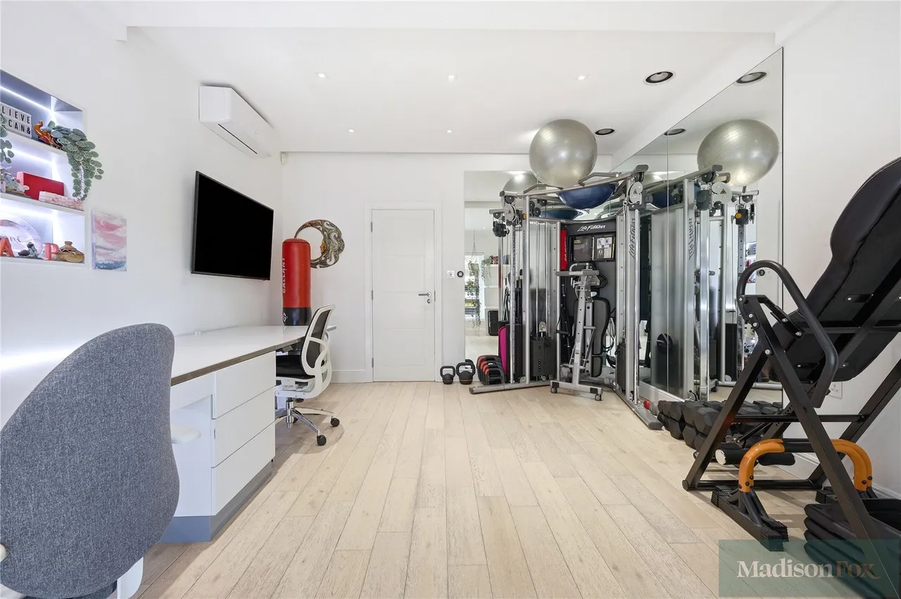 Stradbroke Drive, Chigwell, IG7, photo 26