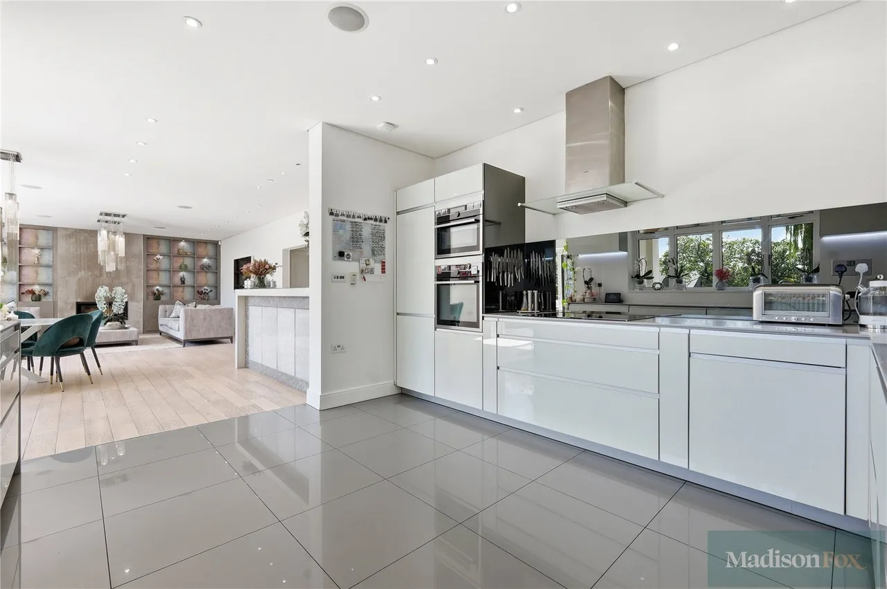 Stradbroke Drive, Chigwell, IG7, photo 18