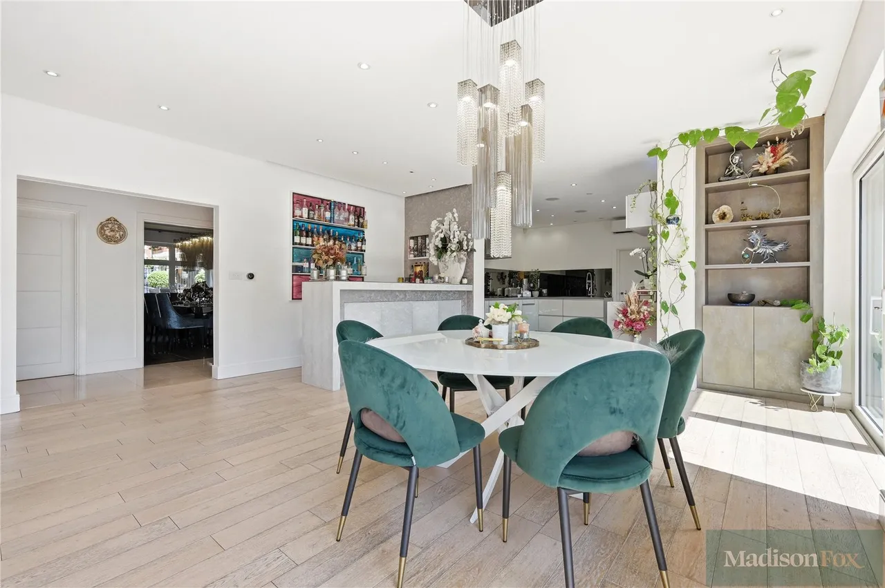 Stradbroke Drive, Chigwell, IG7, photo 17