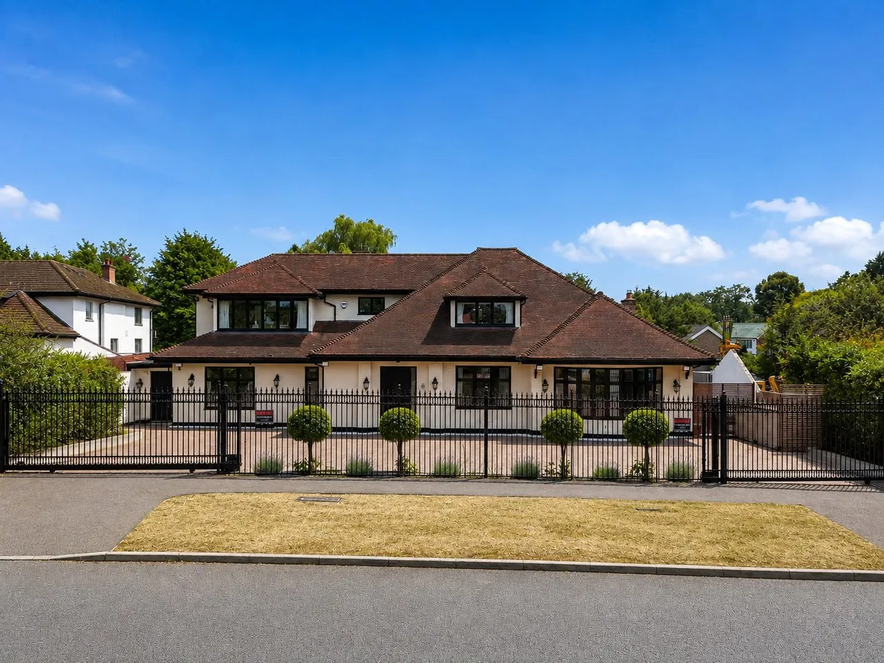 4 bed house for sale, Stradbroke Drive, Chigwell, IG7