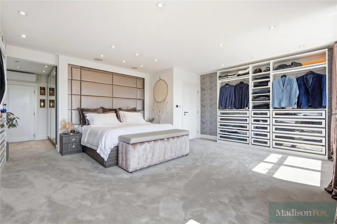 Stradbroke Drive, Chigwell, IG7, photo 37