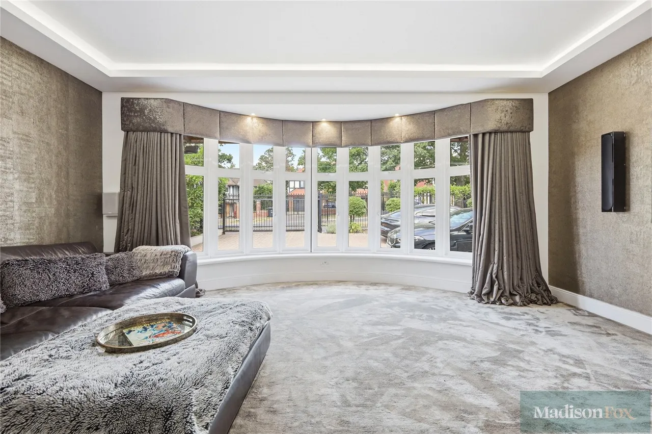 Stradbroke Drive, Chigwell, IG7, photo 6