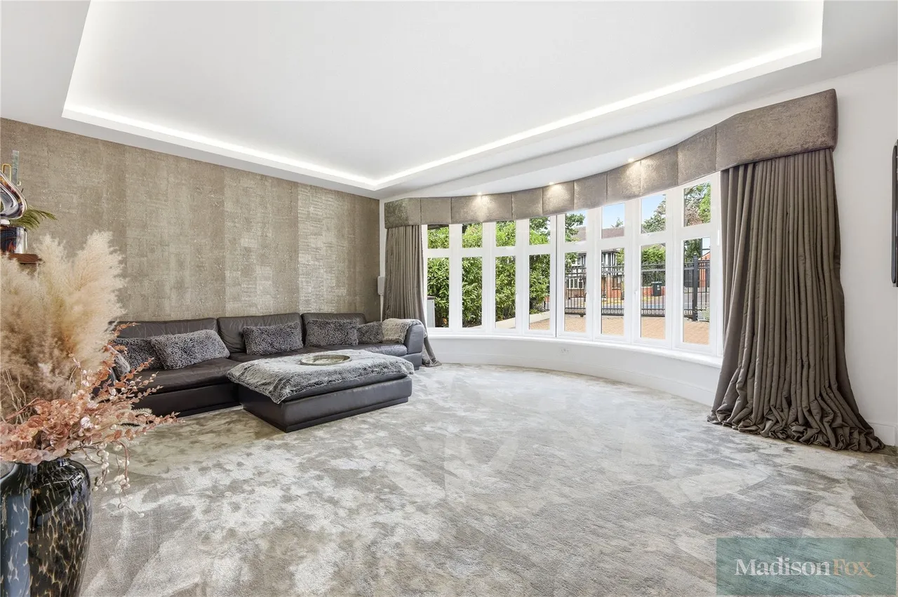 Stradbroke Drive, Chigwell, IG7, photo 5