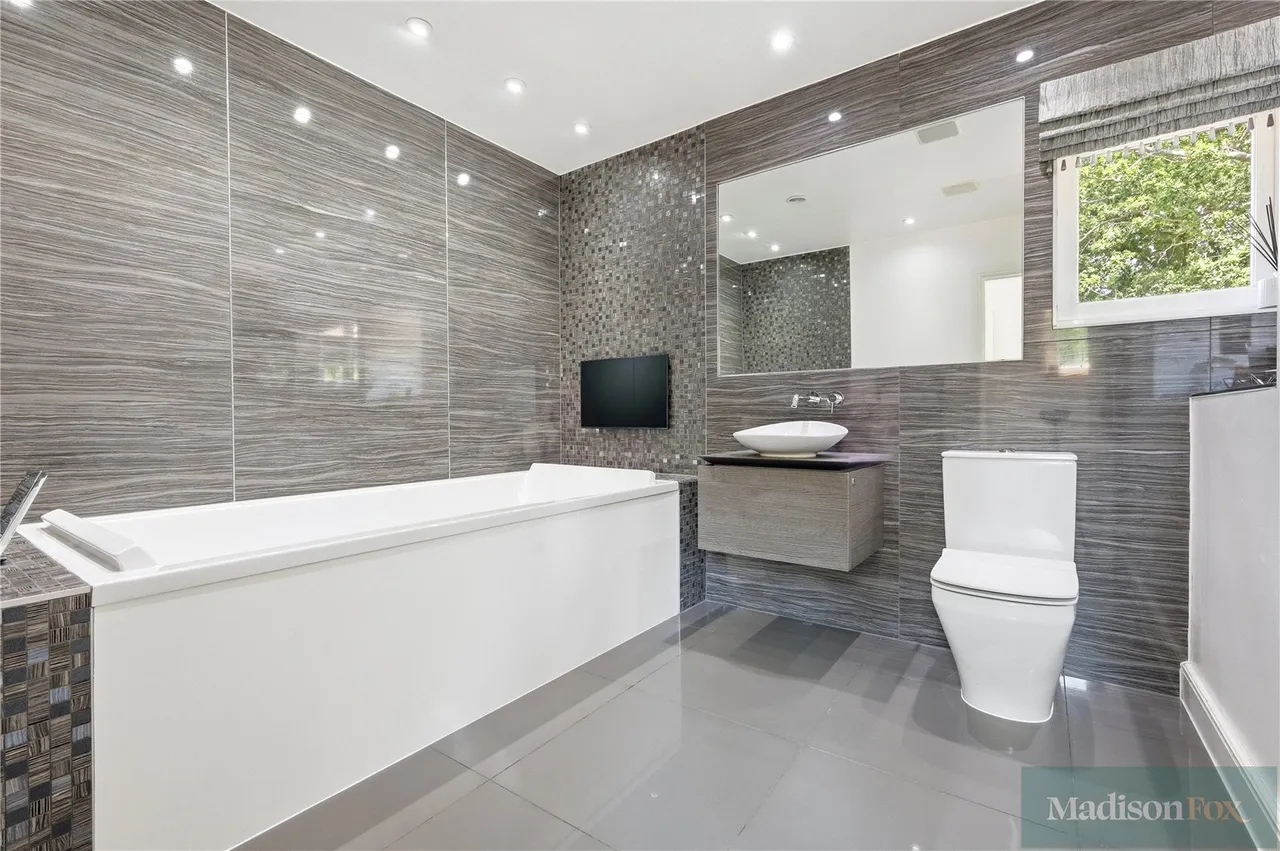 Stradbroke Drive, Chigwell, IG7, photo 40