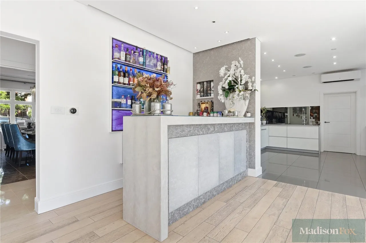 Stradbroke Drive, Chigwell, IG7, photo 9