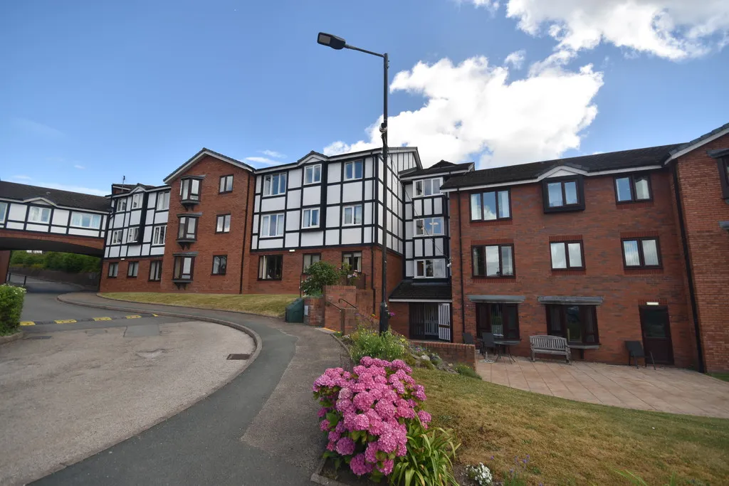 2 bed flat for sale, St Johns Park, Whitchurch
