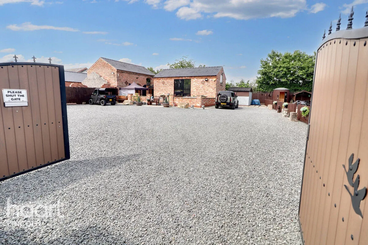 3 bed barn conversion for sale, Station Road, Torksey, LN1