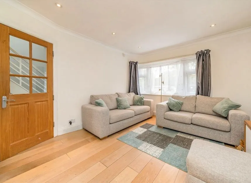 Downing Drive, Greenford, UB6, photo 2