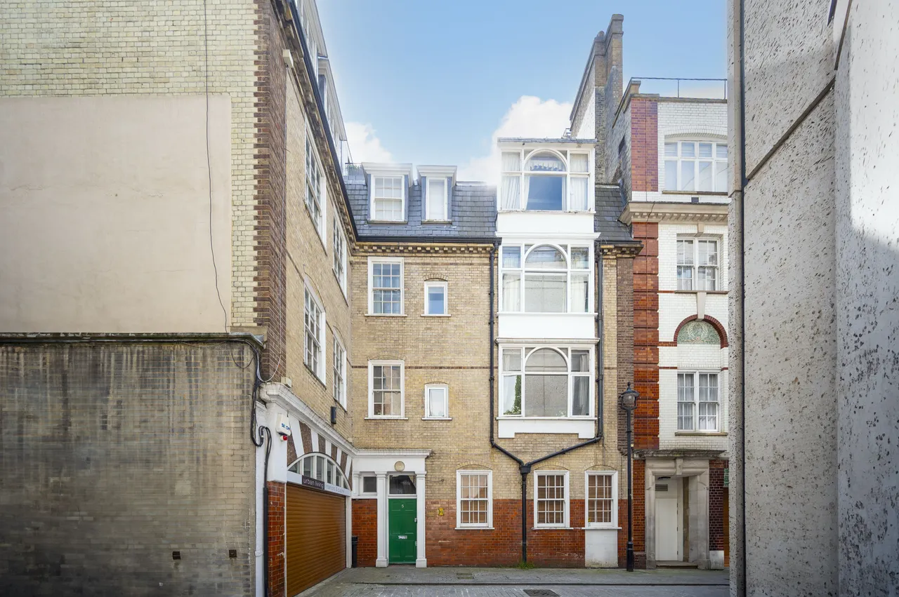 A Swan House, 5 All Souls Place, London, photo 3