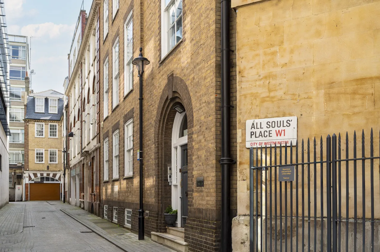 A Swan House, 5 All Souls Place, London, photo 4