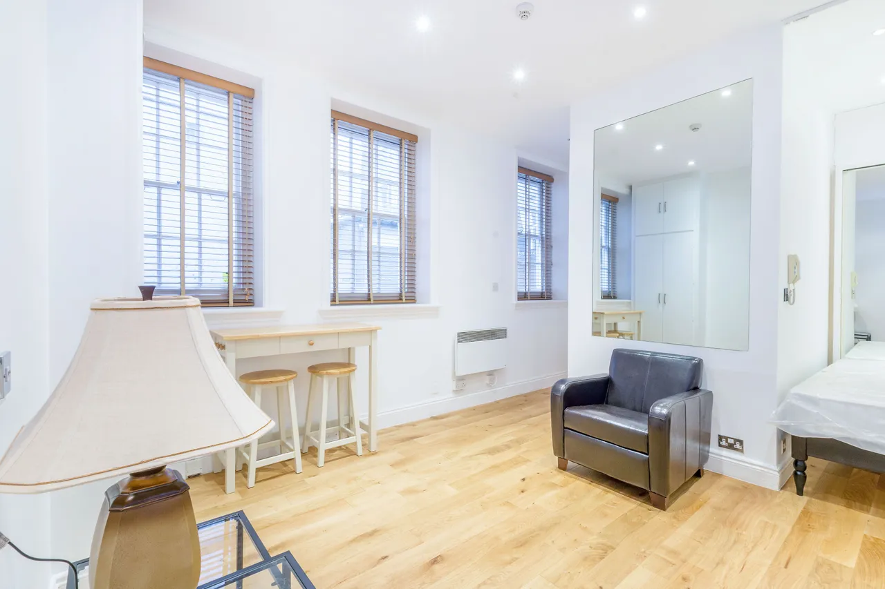 flat to rent — A Swan House, 5 All Souls Place, London