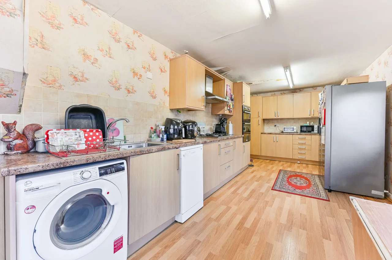 124 Ardrossan Gardens, Worcester Park, photo 5