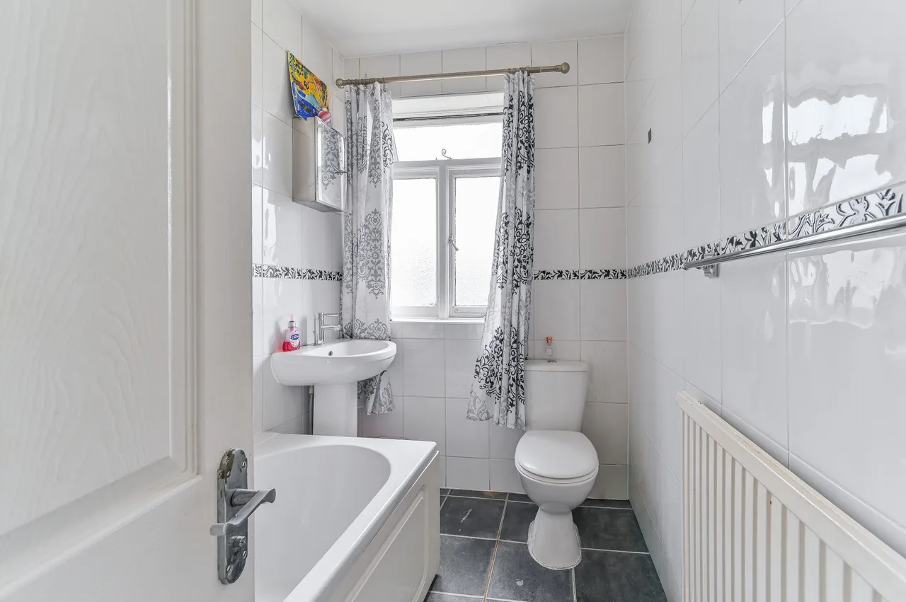 124 Ardrossan Gardens, Worcester Park, photo 12