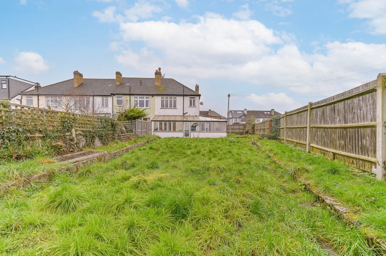 124 Ardrossan Gardens, Worcester Park, photo 2