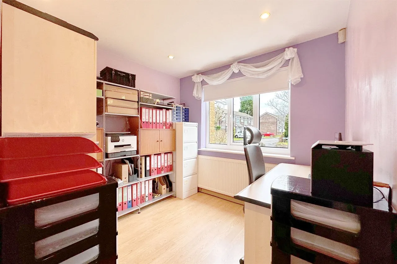 Lindisfarne Drive, Stockport, photo 12