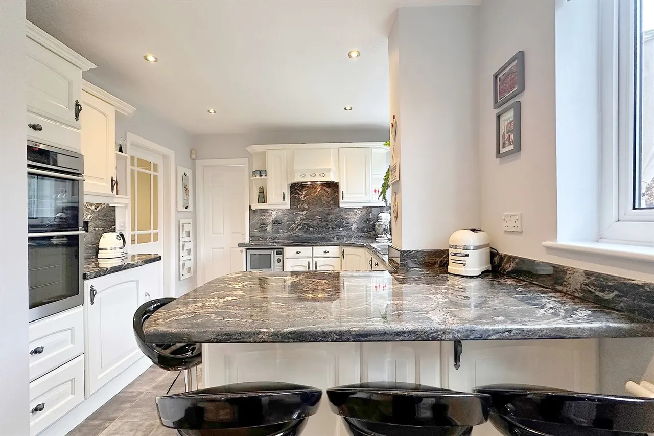 Lindisfarne Drive, Stockport, photo 13