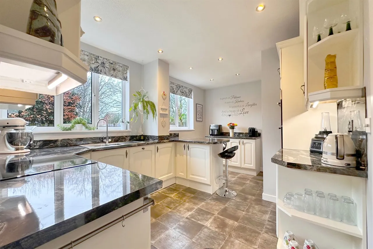 Lindisfarne Drive, Stockport, photo 3