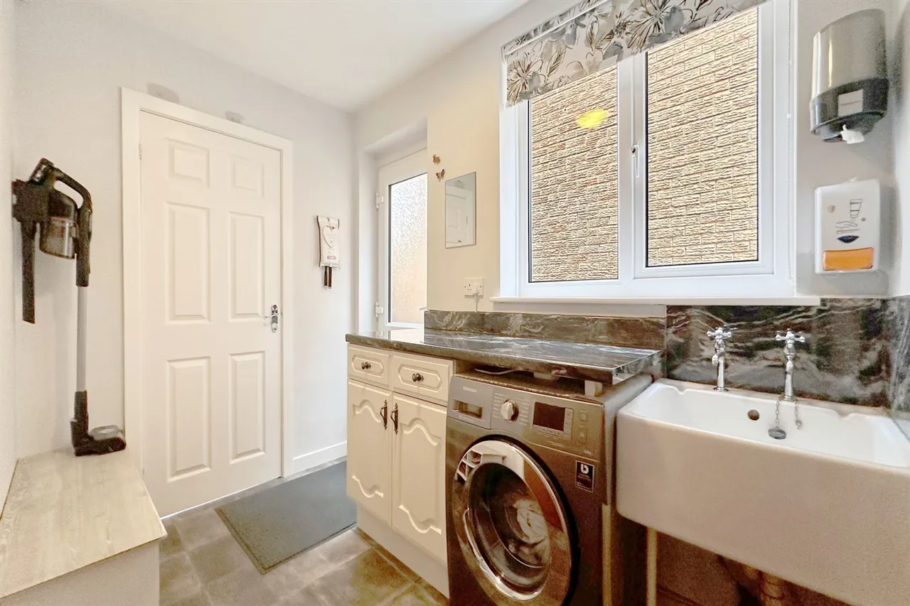 Lindisfarne Drive, Stockport, photo 16