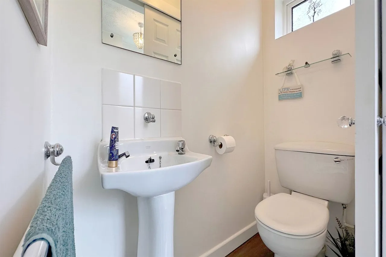 Lindisfarne Drive, Stockport, photo 6