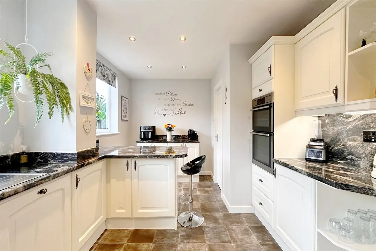 Lindisfarne Drive, Stockport, photo 14